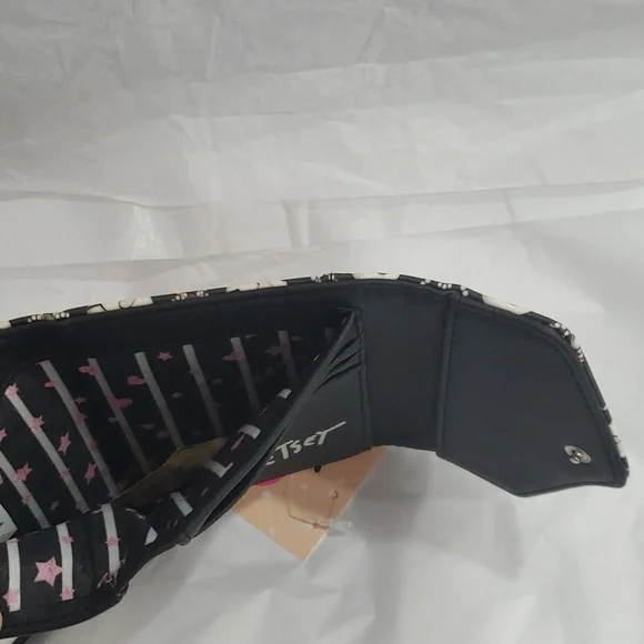 Betsey Johnson black white skull print heart shaped‎ closure lock trifold wallet - Picture 9 of 12